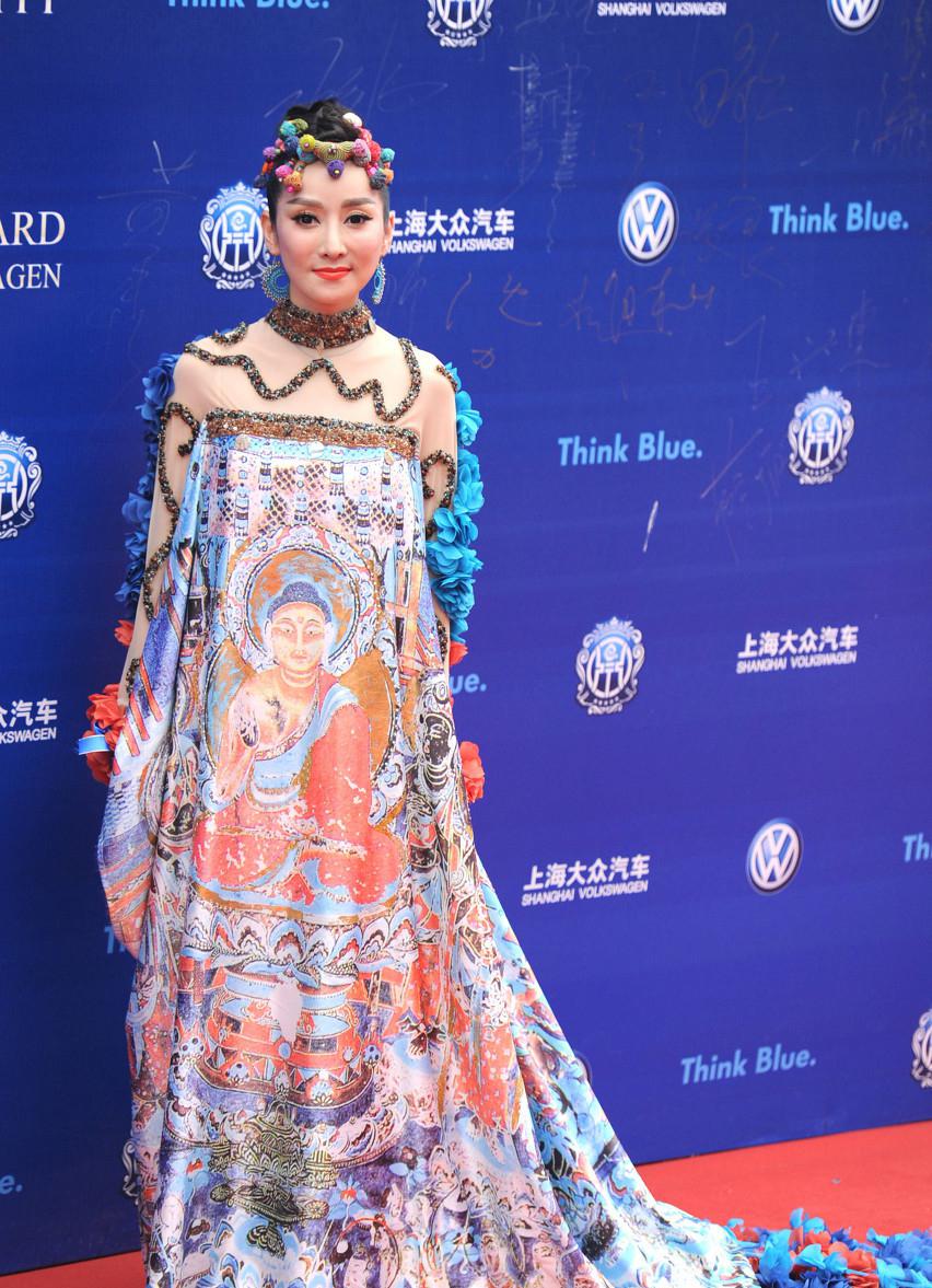 萨顶顶一套花裙出席某活动网友少数民族服