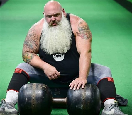 白胡子大叔363斤谁能想到他却是健身房力量巨兽