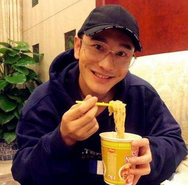 明星吃个泡面也都是戏,张艺兴解锁新餐具,王思聪才是真土豪