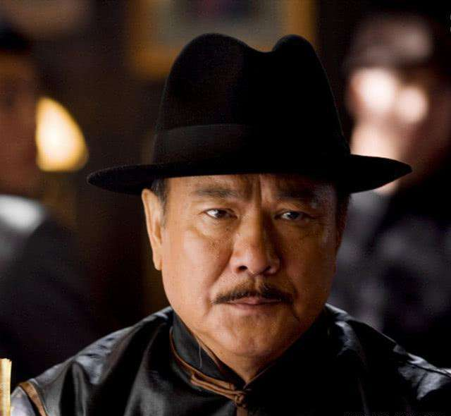 "香港大哥"如今66岁与妻子街边抽烟似老头,网友:岁月不饶人