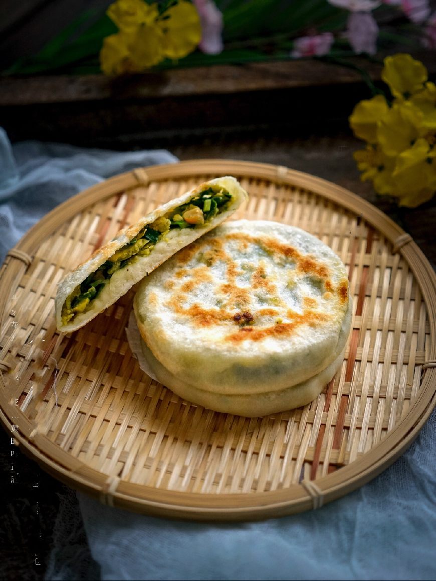 第3页/(共4页)准备食料:面粉300克 清水200克 韭菜145克 鸡蛋2个 虾干