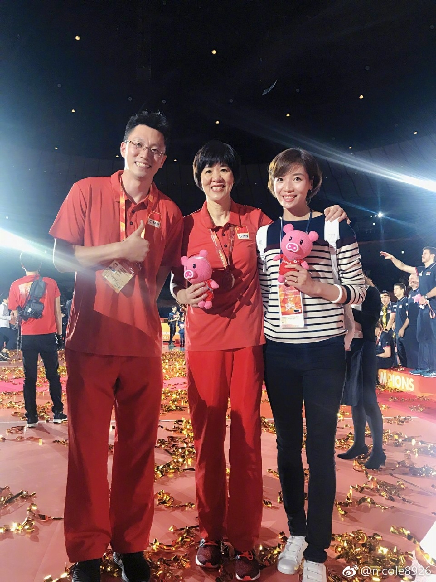 魏秋月袁灵犀"一家三口"合影!2米01"袁心月"站中间比妈妈还高