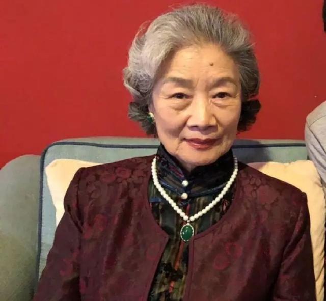 她74岁获影后,老公出演《西游记》,女儿更是航空大校为国争光