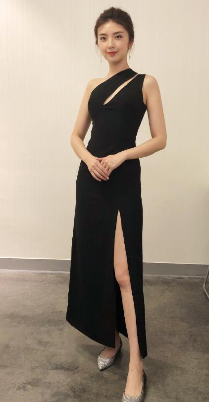 四川卫视当家花旦宋晨登陆峨眉传奇中国搏击最美女主持非她莫属