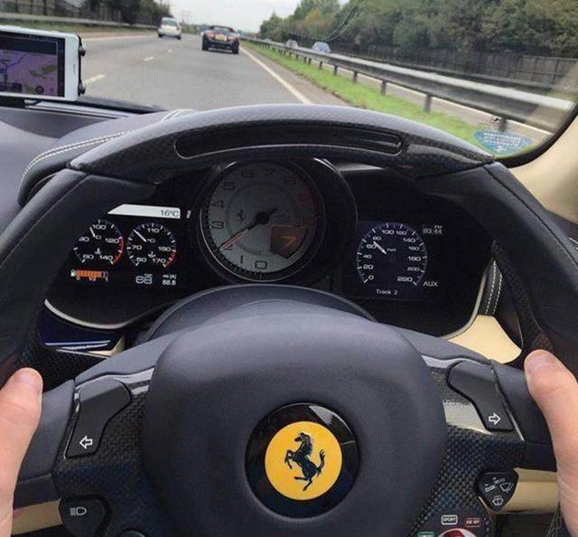 啥是朋友圈最牛炫富网友晒方向盘时速290迈吃冰淇淋玩手机