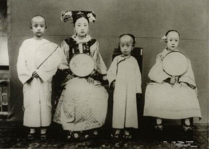 她是当朝庆亲王的第四个女儿,我们也称她为四格格.