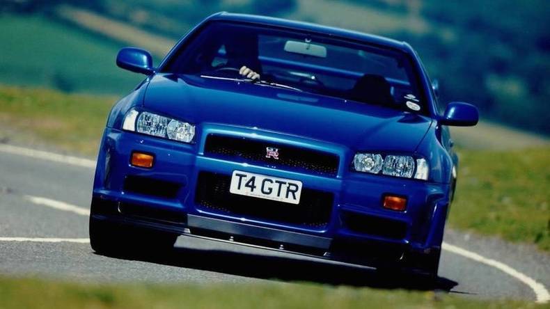 《速度与激情2》中保罗·沃克(paul  walker)的r34日产(nissan)天际线