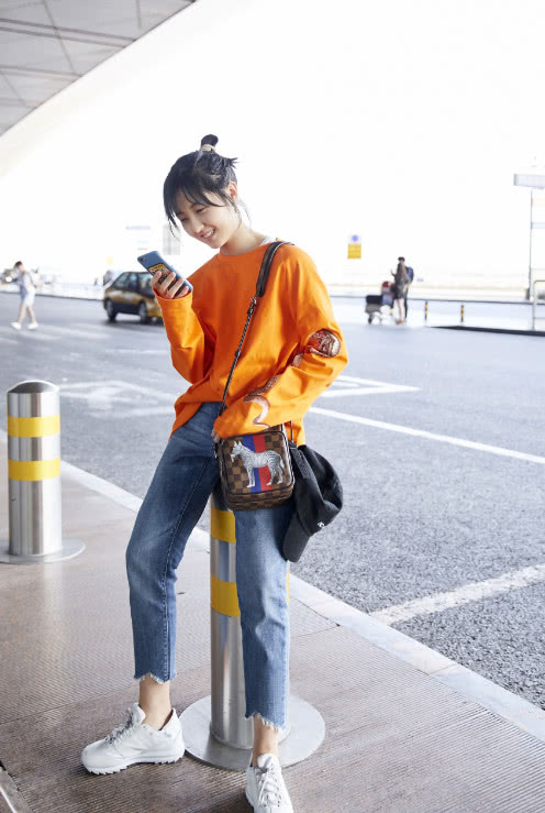 张子枫掉进时尚大坑,穿喇叭裤"吃掉"鞋子,她是得罪造型师了吗