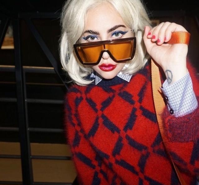 31岁lady gaga 上身复古毛衣显优雅,往下身继续看却又辣眼睛了