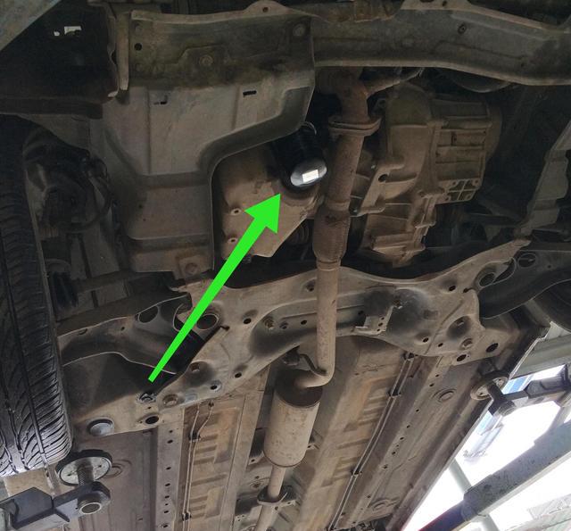 众泰z100保养发动机,车主:唯一的缺点是三缸发动机抖动太猛!