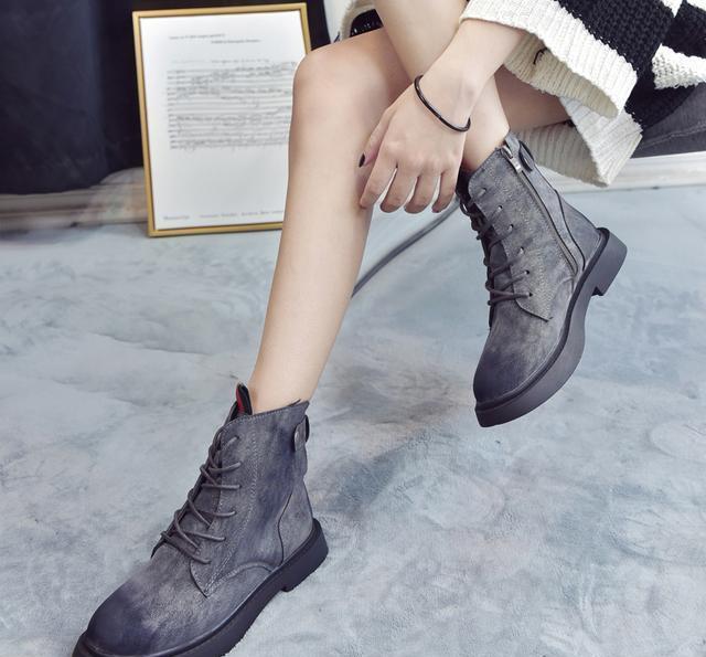 现在的女人太会打扮了, 皮短裤 马丁靴, 能时髦整个冬季