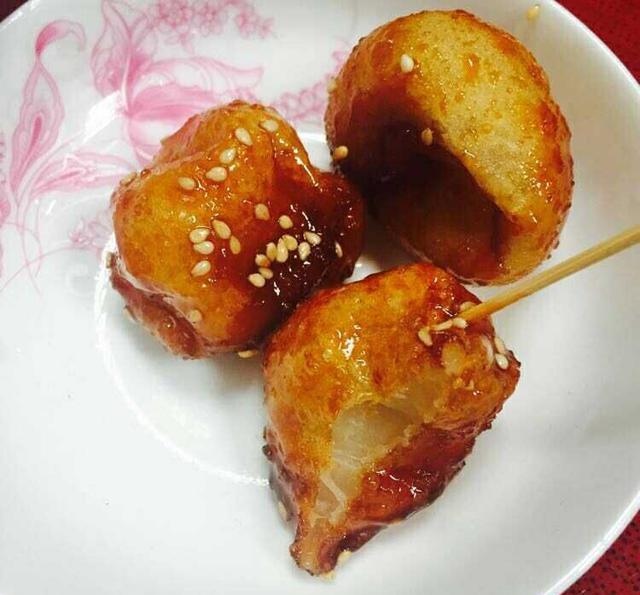 炒汤圆的环节了,首先冷锅烧热后放入一勺左右的食用油,紧接着倒入白糖