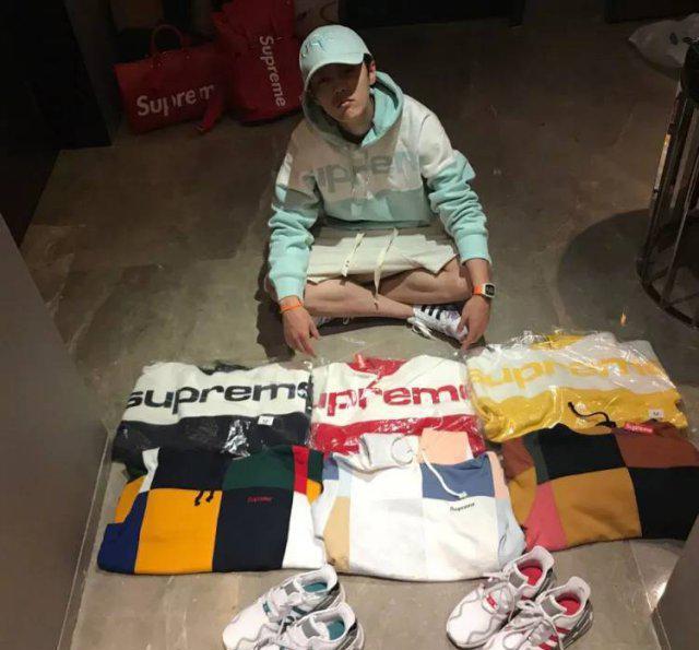 明星上身 supreme 帽衫,杨洋吴亦凡谁穿得更潮?
