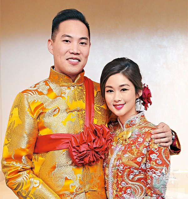 老公在机场大厅忍不住亲吻岑丽香额头