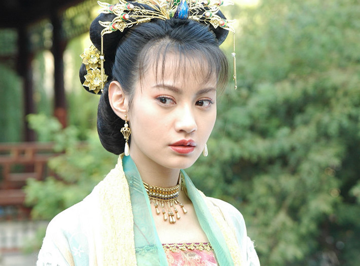 她38岁高调重返娱乐圈,颜值秒杀baby,果然正版比盗版的美