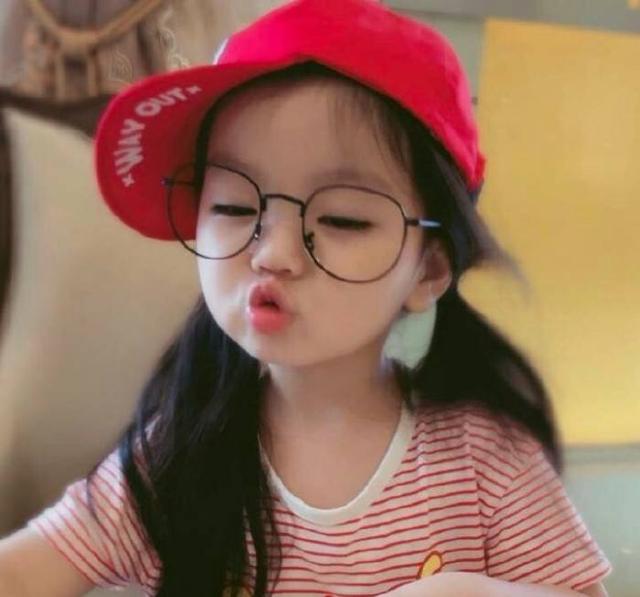 一人挣钱养家的阿拉蕾雨中拍戏,可爹妈却在旁边做这事