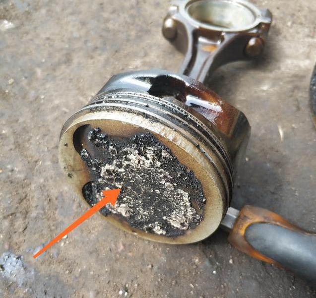 行驶49万公里的发动机被拆散大修,活塞上的积碳让车主无言以对!