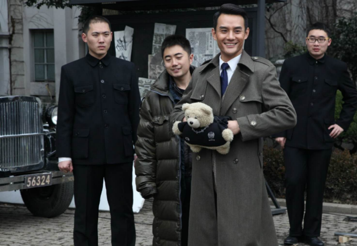 《伪装者》温馨花絮照,胡歌刘敏涛姐弟情深,谢玉长公主夫妻同框