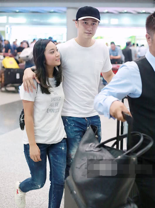 蒋劲夫和日籍女友穿情侣套装撒狗粮,俩人手指婚戒抢镜