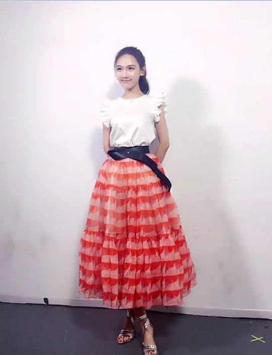 孙骁骁身穿白色t恤搭配黑色短裙,清新简单又自然.