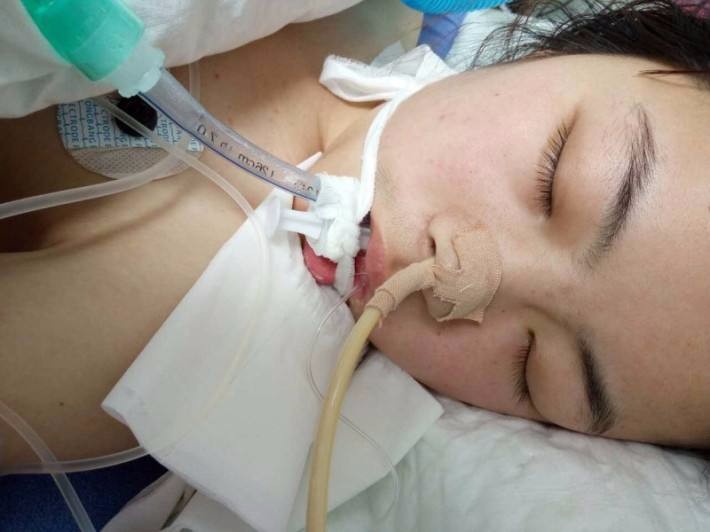 女友生命垂危,穷小子用爱挽救女友,当女友醒来,穷小子不知所出