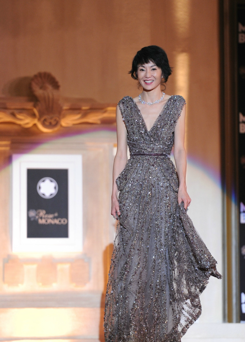 张曼玉身穿灰色深v礼服尽显高贵.网友:优雅半生似海水