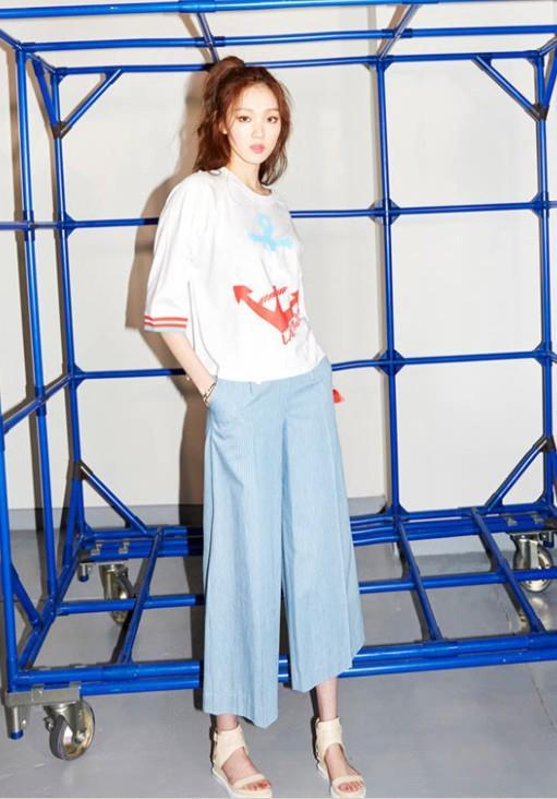 鬼马少女李圣经 穿平底凉鞋鞋也是时髦可爱