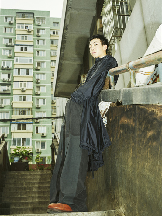 白举纲不仅"红配绿",还穿皮裤玩滑板,居然这么酷帅!