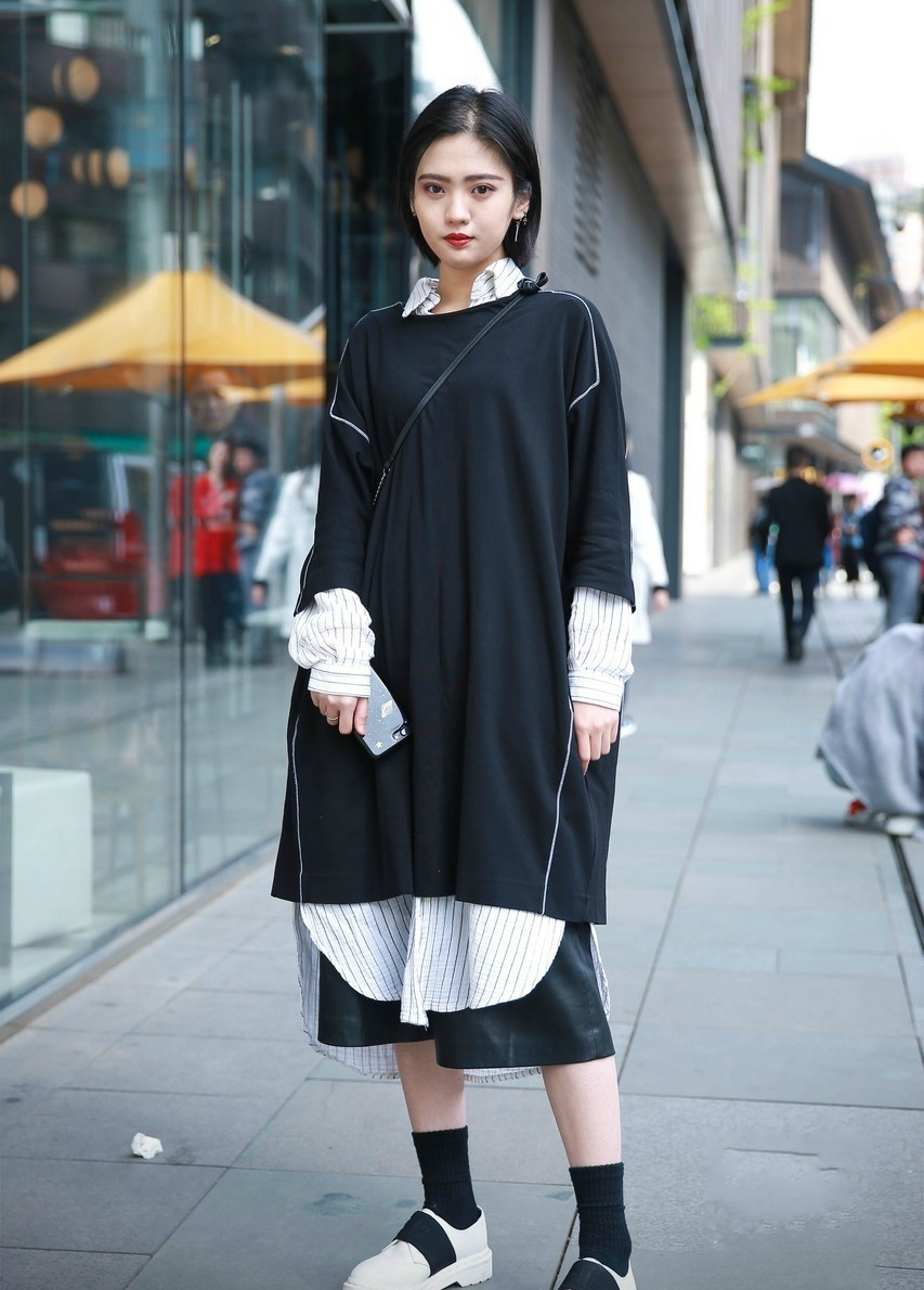 街拍黑白色连体裙黑色高跟鞋淑女范十足