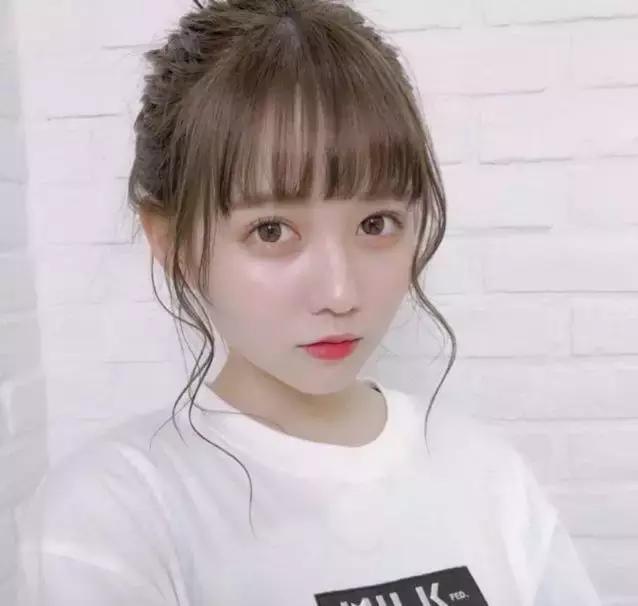 两侧随意的留出几缕头发,能够营造简单的凌乱感,打造一种纵向的视觉感