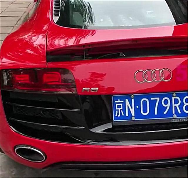 不仅如此,车牌还是"京n·079r8",末尾字符和车型型号一样.
