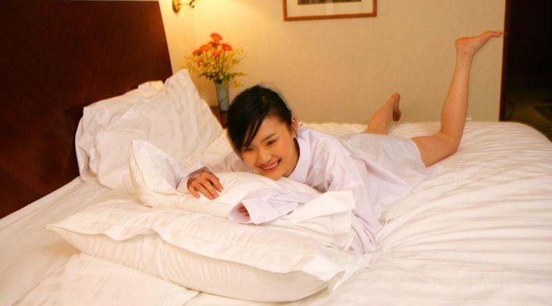 和女老板出差,宾馆剩一间房,员工主动打地铺,回公司却被开除了