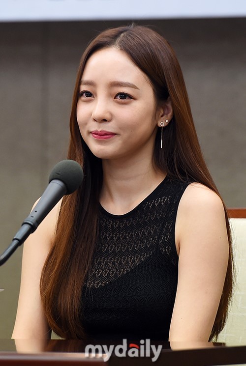 韩国女艺人具荷拉出席世界动物电影节发布会