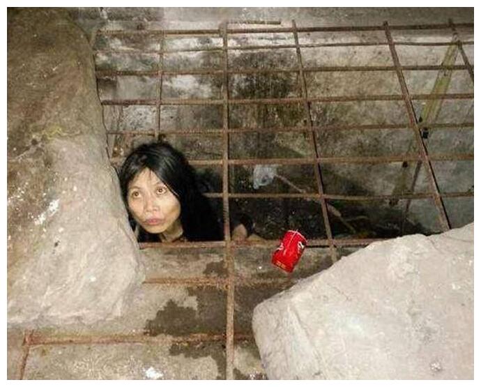 女子被困在笼子里家人却不管不问背后真相让人辛酸