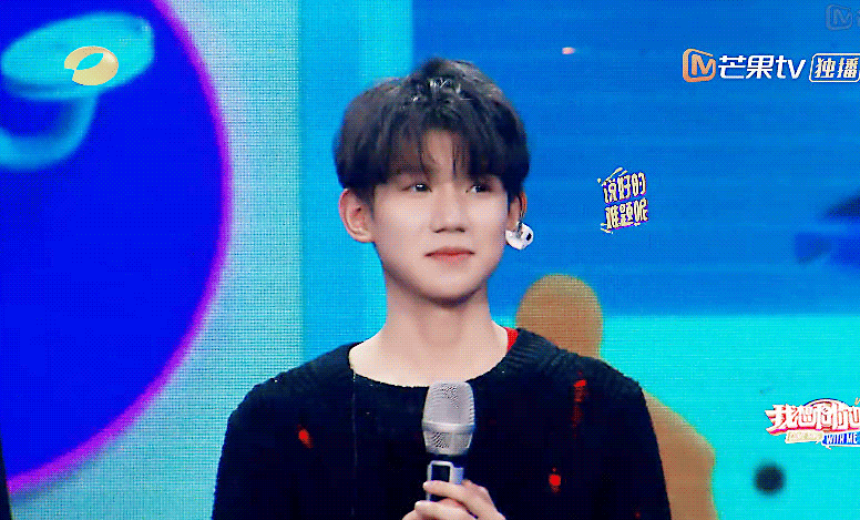 王源害羞,小哥哥低头一抹笑太苏了,整个世界都跟着明亮了@tfboys-王源