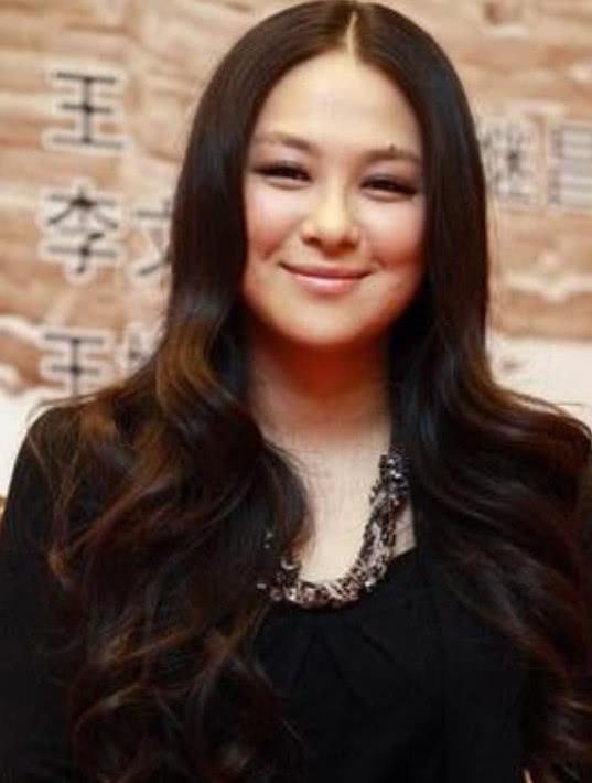 42岁沈傲君近照,嫁给这样的家族背景,儿子的名字令网友反感?