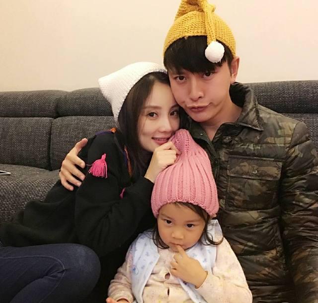 贾乃亮发文承认李小璐出轨,哭求网友别伤害到家人,粉丝:真可怜