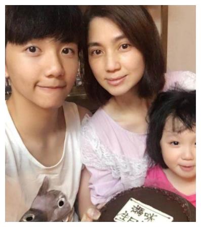洪欣晒女儿近照,4岁彤彤变化大,长高变美性格俏皮越来越像爸爸