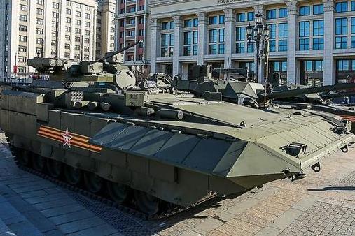 相比机炮,t-15采用的前配备bmp-2m的at-5反坦克导弹.