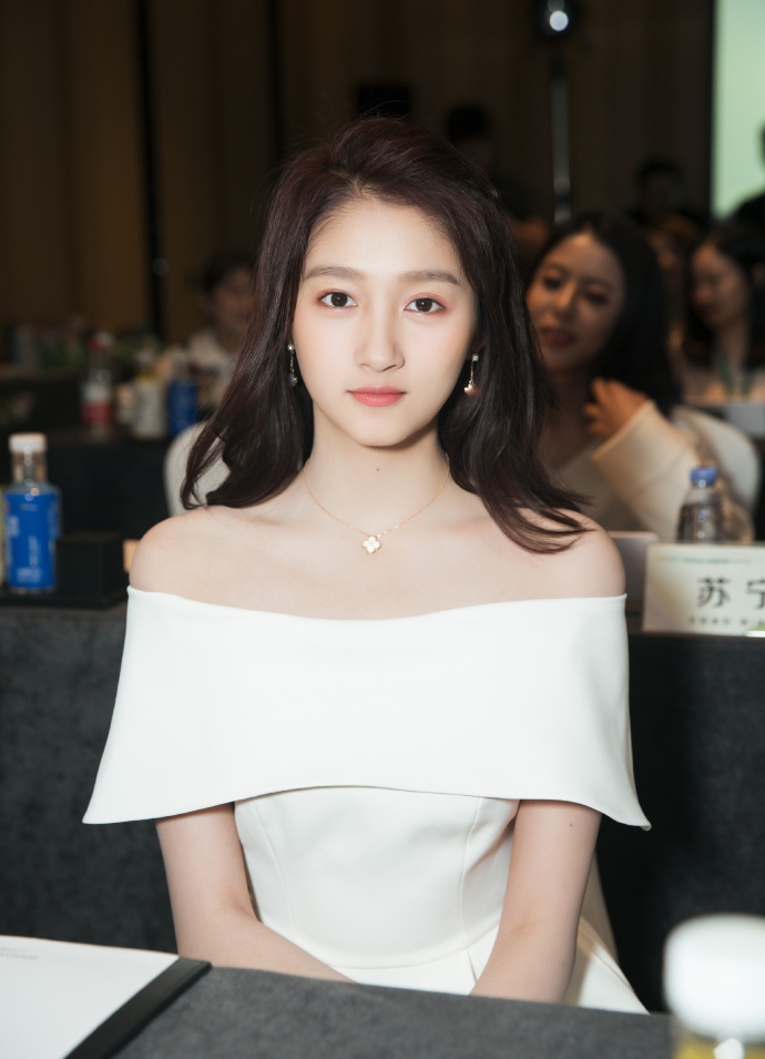 穿同一件连衣裙,孙俪干练,吴昕优雅,20岁关晓彤就是清纯!