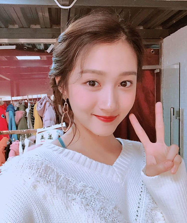 关晓彤与好友聚会晒素颜照,网友:不愧是天然美少女