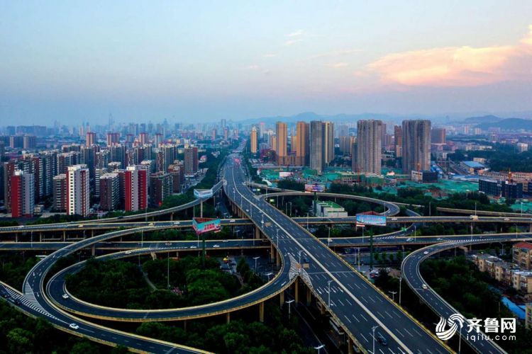 6月25日,鸟瞰济南腊山立交桥,装扮西城显妖娆.