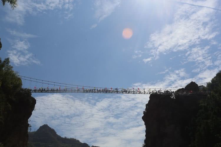 湖南涟源龙山5d玻璃桥上惊现美女舞蹈"快闪",让游客一饱眼福