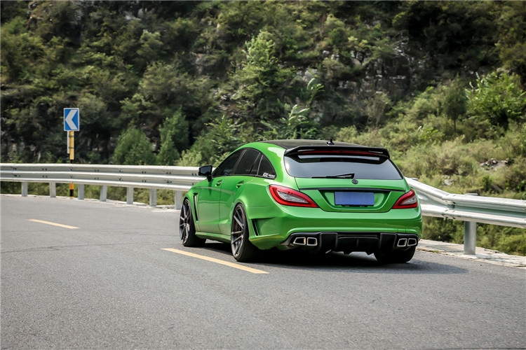 猎装版奔驰cls化身宽体"绿魔",在小姐姐的衬托下显得无比撩人!