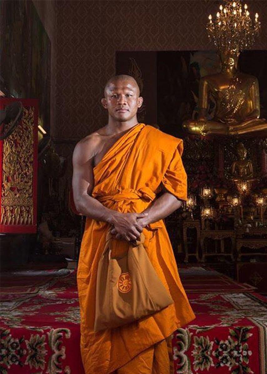 在一场极具争议的比赛中打输了,对手是来自俄罗斯的战斗机德扎涅夫,从