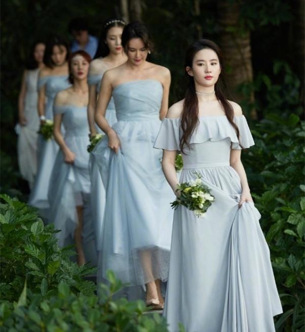 伴娘比新娘还美的婚礼，倪妮气质拦不住，刘亦菲再怎么低调都没用
