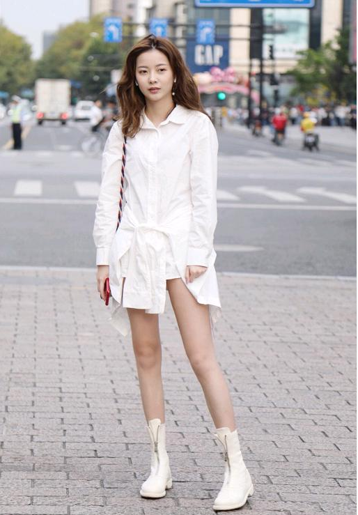 街拍美女穿白色外套搭配白色连衣裙尽显迷人的好身材