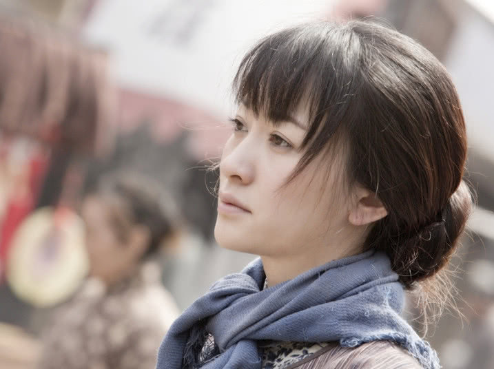 演员李小冉的感情路也是十分曲折的,与前男友还经历过生死考验,被媒体