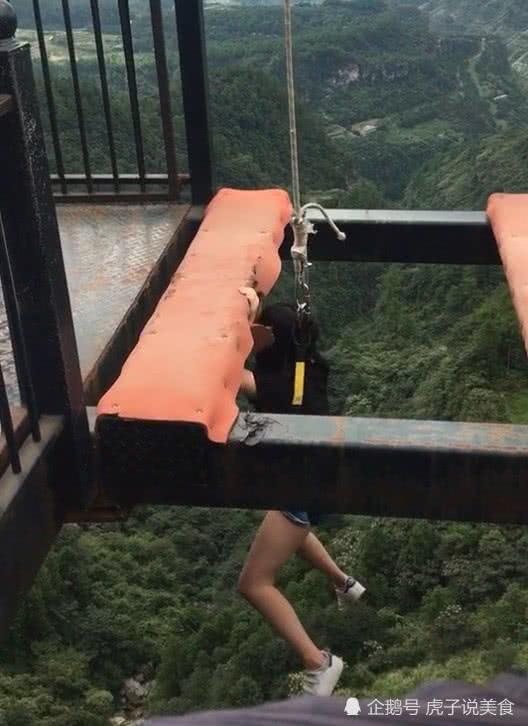 小姐姐玩高空吊桥,不慎一脚踩空,工作人员的反应让她有了阴影!