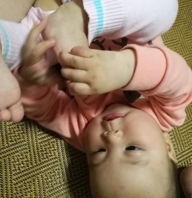 妹妹抱着脚丫吃不停,哥哥看到后,接下来的动作逗翻全场|脚丫|大宝|小